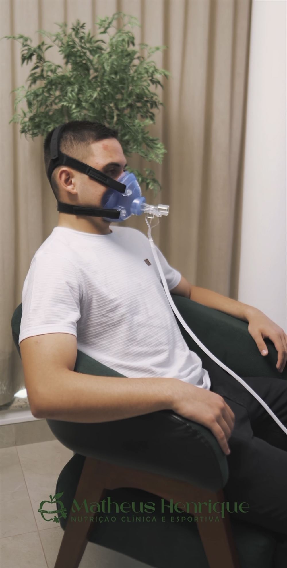 Paciente realizando o exame de calorimetria indireta no consultório
